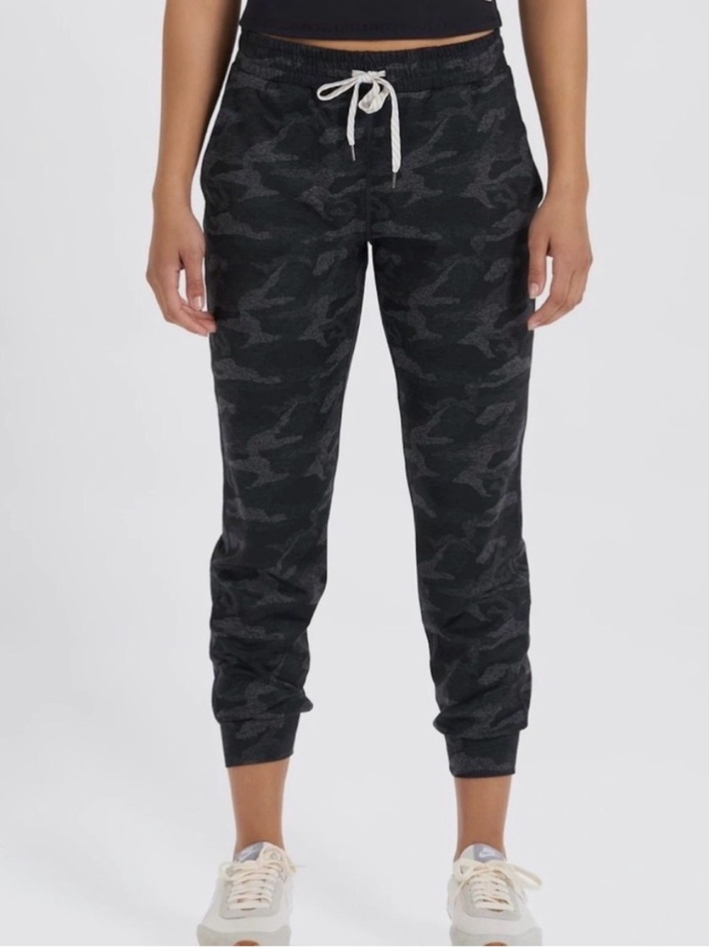 Vuori Performance Joggers Size Large Camo